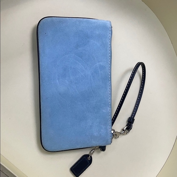 Light blue coach wristlet new with out tags - Picture 2 of 4